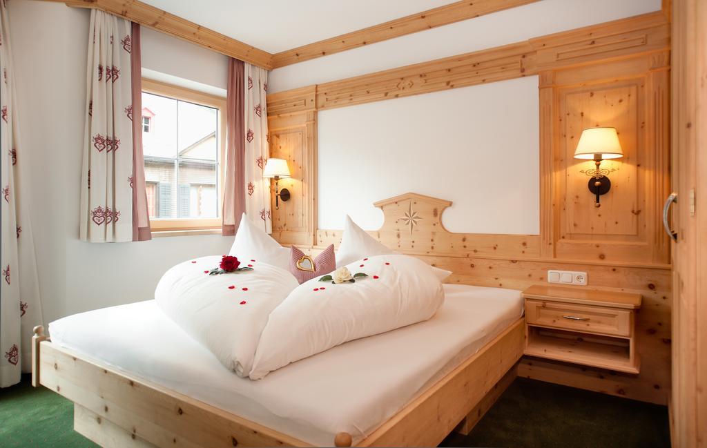 Ferienschloessl Harmonie Hotell Holzgau Rum bild