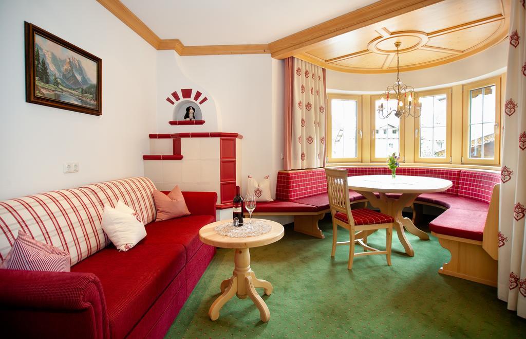 Ferienschloessl Harmonie Hotell Holzgau Rum bild