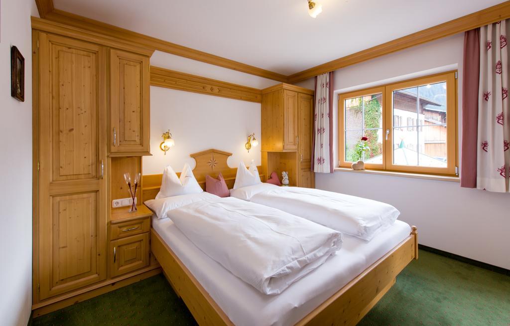 Ferienschloessl Harmonie Hotell Holzgau Exteriör bild